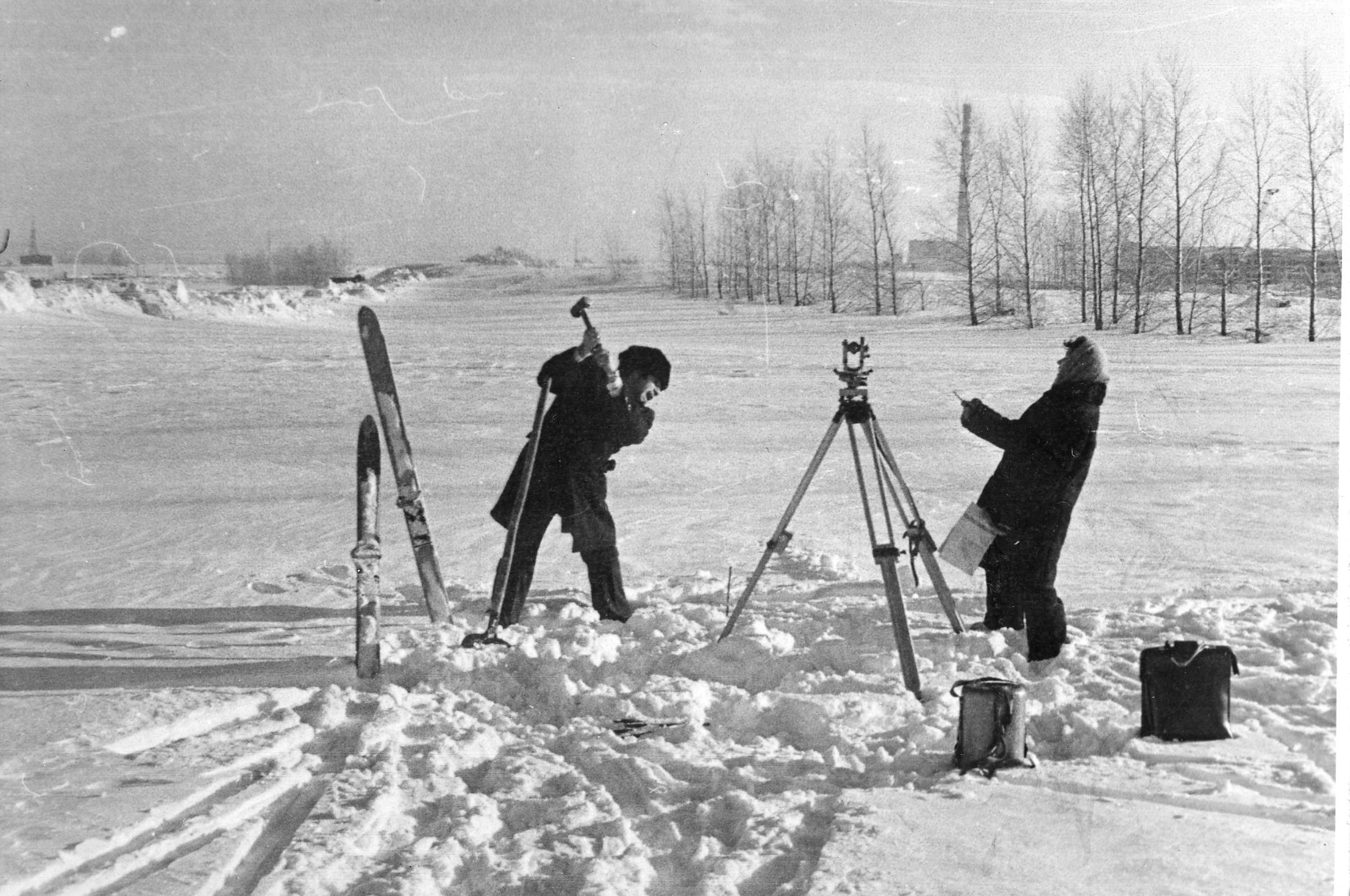 На снимке: забивается первый колышек под будущее здание АБК 28.05.1979 г.