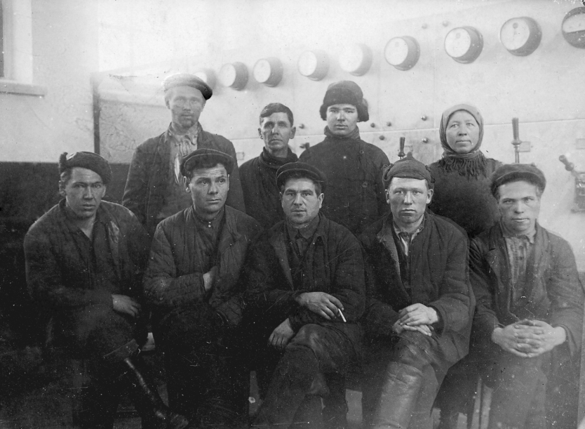 На снимке: бригада работников НФС-1. Фото 1935г